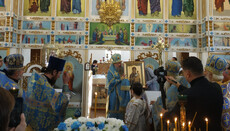 Предстоятель передал в дар общине Задубровки келейную икону Богородицы