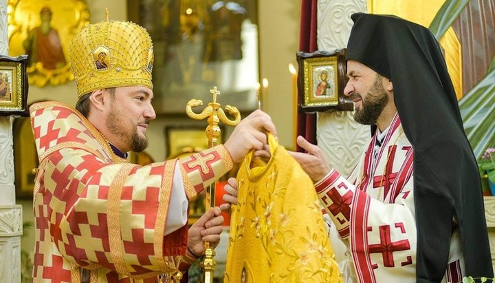 «Ієрарх» ПЦУ Олександр (Драбинко) та екзарх Фанару в Україні єпископ Михайло (Аніщенко).Фото: facebook.com