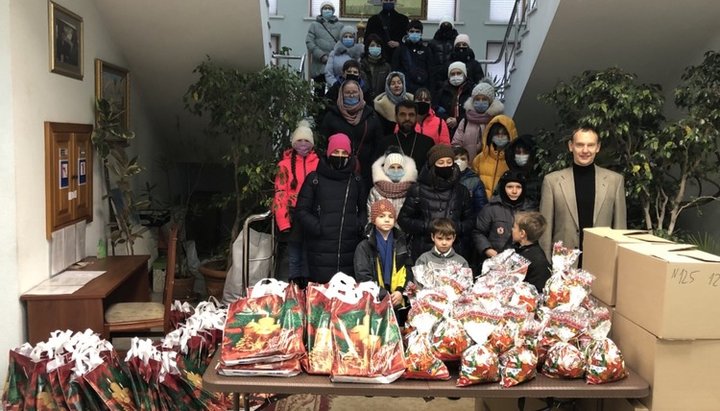 Подарки получили более 300 подопечных Отдела УПЦ по социально-гуманитарным вопросам. Фото: blago.church.ua