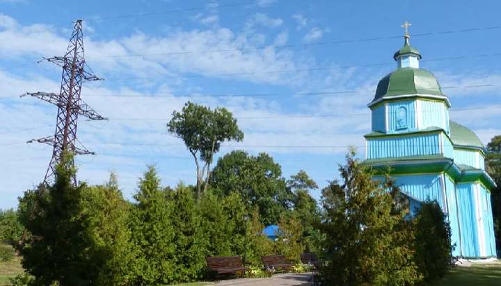 Храм біля високовольтної ЛЕП в Сарнах. Фото: aquamarine-moscow.ru
