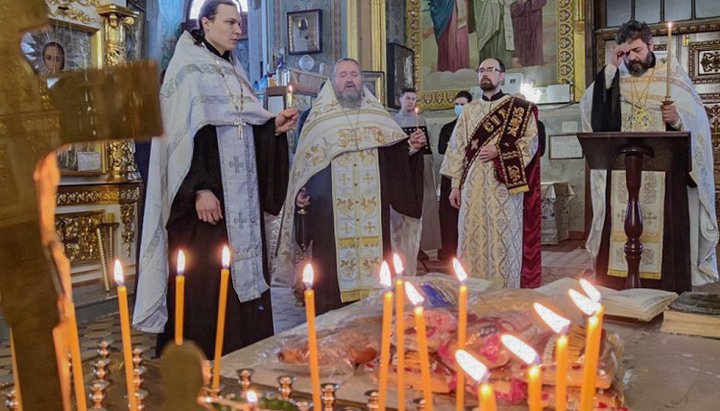 Священство Ізюмської єпархії служить панахиду за загиблими у пожежі. Фото: izum.church.ua