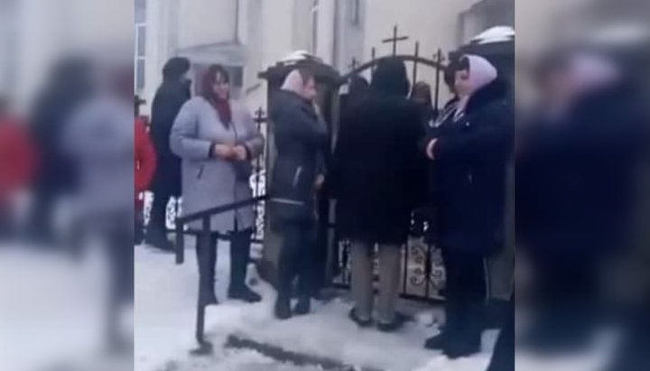 Believers of the UOC in Dilove village are not allowed into the territory of the church. Photo: screenshot of the video of the tg-channel DOZOR on the "First Cossack"