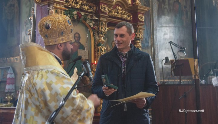 The "hierarch" of the OCU presents the order to Sergei Kondrachuk. Photo: Facebook page of the Rivnenska Eparchy of the Orthodox Church of Ukraine
