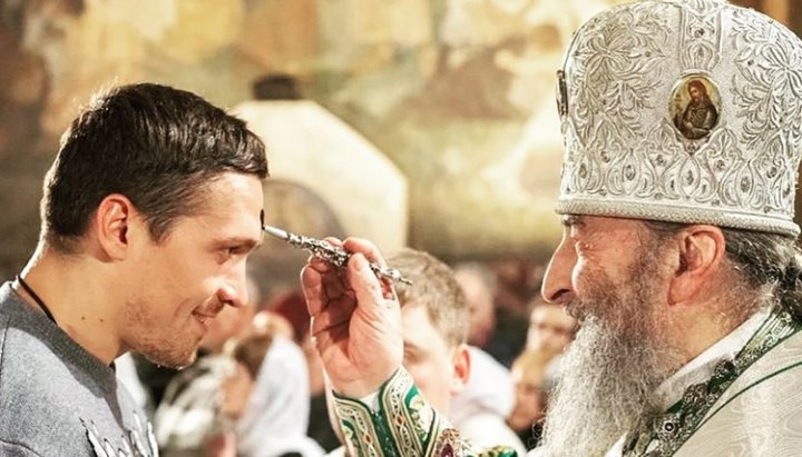 Александр Усик и Предстоятель УПЦ Блаженнейший Онуфрий. Фото:  instagram.com/usykaa