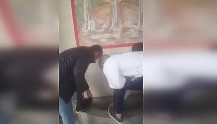 Мужчины помыли обувь в святом источнике в центре Калининграда. Фото: og.ru