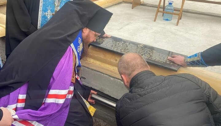 В фундамент строящегося в Черкассах храма УПЦ заложили частицу мощей