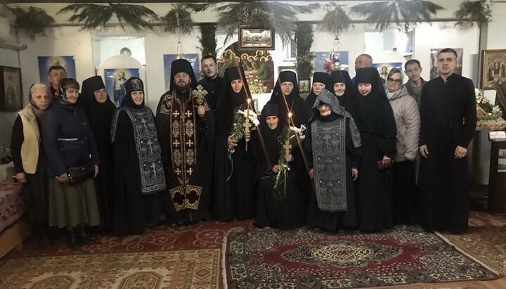 Постриг у малу схиму прийняли дві сестри жіночої чернечої громади УПЦ у Луганську. Фото: eparhia.lg.ua