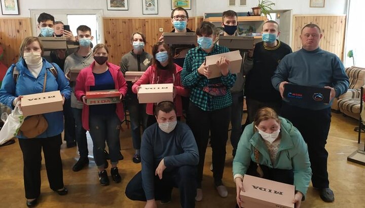 УПЦ передала подопечным БО «Джерела» 40 пар новой и удобной обуви. Фото: facebook/Благодійне товариство "Джерела"