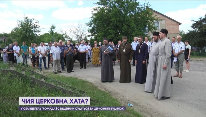 «Хода ганьбы» к дому священника УПЦ во главе с клириками ПЦУ. Фото: скриншот видео youtube/12 канал