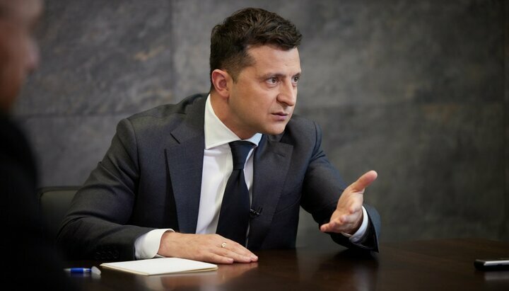 Президент Володимир Зеленський під час інтерв'ю іноземним журналістам. Фото: president.gov.ua