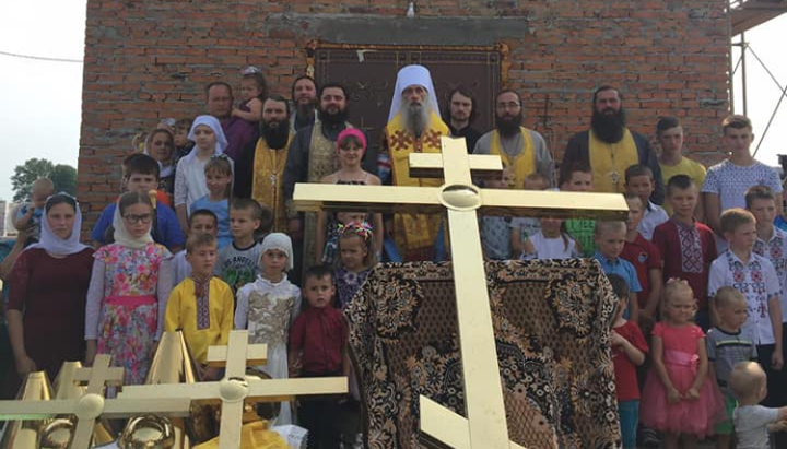 Митрополит Сергій з віруючими УПЦ у Тетильківцях. Фото: facebook.com/Шумщина Православна