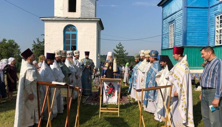 Архиерейское богослужение у стен опечатанного храма в Новоживотове. Фото: tulchin-eparchia.org.ua