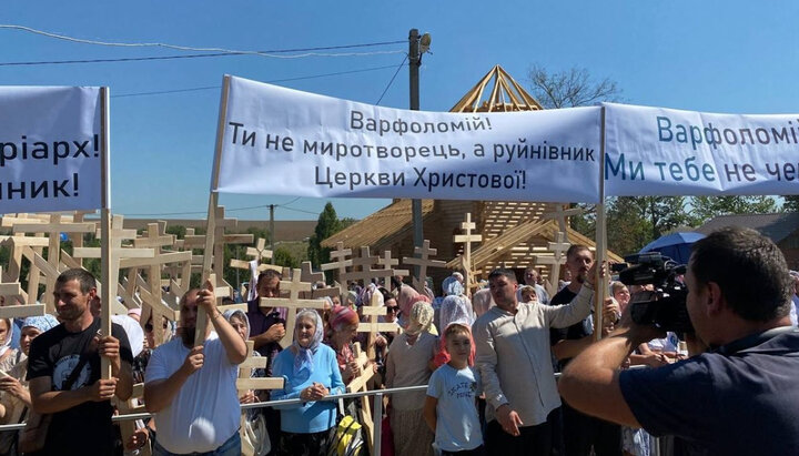 Πιστοί της επισκοπής Βίννιτσα με πανό εναντίον της άφιξης του επικεφαλής του Φαναρίου. Φωτογραφία: news.church.ua