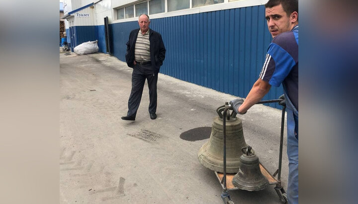 Επίτροπος της ενορίας OCU στο Μπουντέραζ και αρχαίες καμπάνες από καταληφθέντα ναό. Φωτογραφία: Αρχιερέας Βασίλι Νάτσεφ