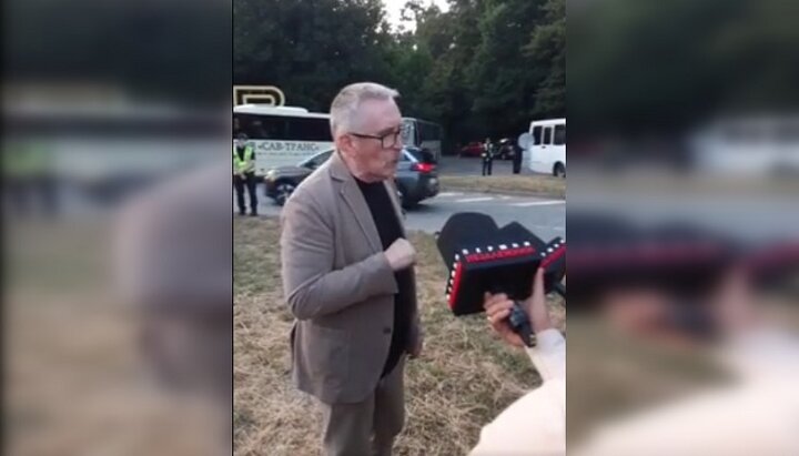Yan Taksiur at the rally of UOC believers along the route of Patriarch Bartholomew’s motorcade in Kyiv. Photo: a screenshot of the video from the "1Kozak" Facebook page.