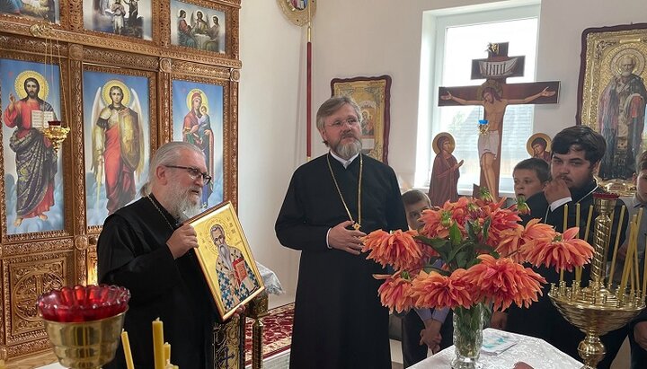 Архимандрит Нектарий (Бакопулос) и протоиерей Николай Данилевич в новом храме УПЦ в Бронице. Фото: страница о. Николая в Facebook.