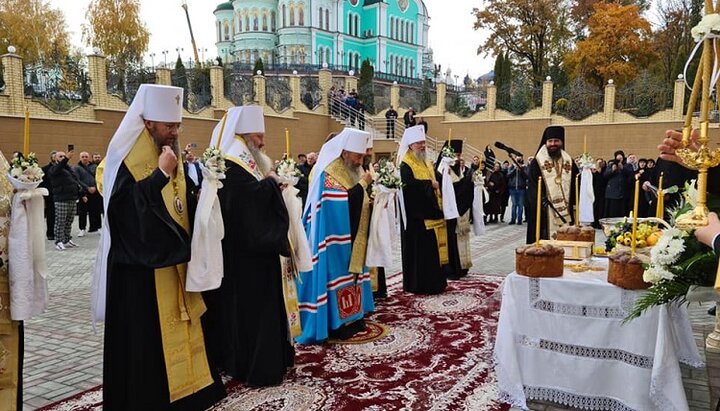 Митрополит Онуфрий во время освящения клиники святого Луки в Банченах. Фото: news.church.ua