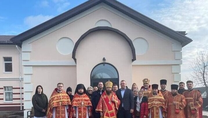 Митрополит Владимир около храма-часовни в Каменском. Фото: eparhia.net