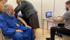Глава Кипрской Церкви сделал третью прививку от коронавируса