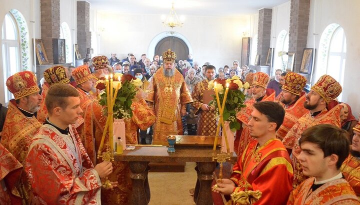Митрополит Ефрем возглавил богослужение в память Криворожского епископа Порфирия в храме в его честь. Фото: eparhia.com.ua