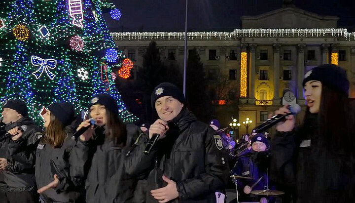 Николаевские полицейские исполнили «Щедрик». Скриншот: facebook.com/UA.National.Police.Nikolaev/