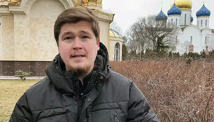 Ведущий одесского епархиального медиапроекта «Мысли», священник Никита Комов. Фото: скриншот YouTube-канала Одесской епархии