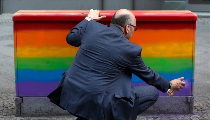 Protestant congregations often feature rainbow symbolism demonstrating LGBT "hospitality". Photo: novayagazeta.ru