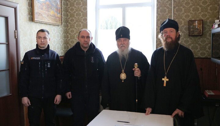 Митрополит Днепропетровский и Павлоградский Ириней благословил создание добровольной пожарной команды. Фото: eparhia.dp.ua