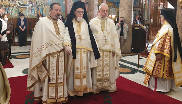 Архимандрит Фемистокл (в центре), слева от него – священник Александр Карлуцос. Фото: romfea.gr