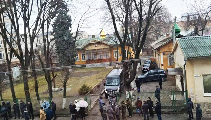 Верующие УПЦ оставили на зданиях купола с крестами. Фото: СПЖ