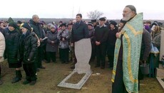 На Херсонщині священик УПЦ відспівав українського воїна
