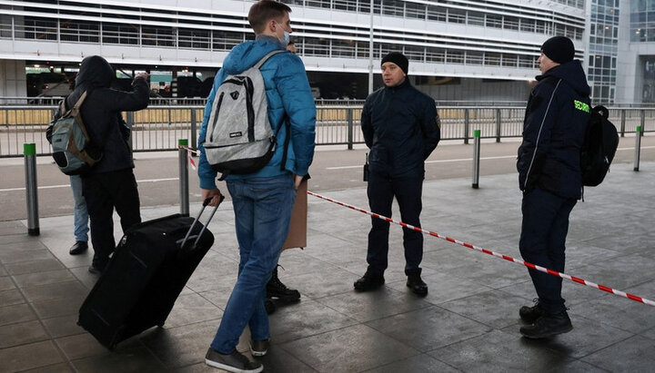 Мужчинам в возрасте от 18 до 60 лет запретили покидать Украину