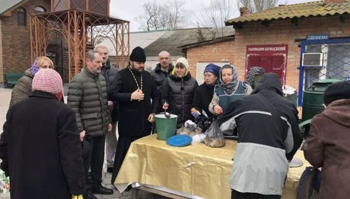 Бердянская епархия организовала горячие обеды для нуждающихся
