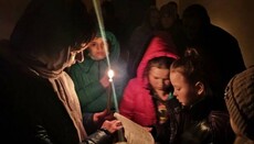 Жители Северодонецка в цокольном помещении собора молятся о мире