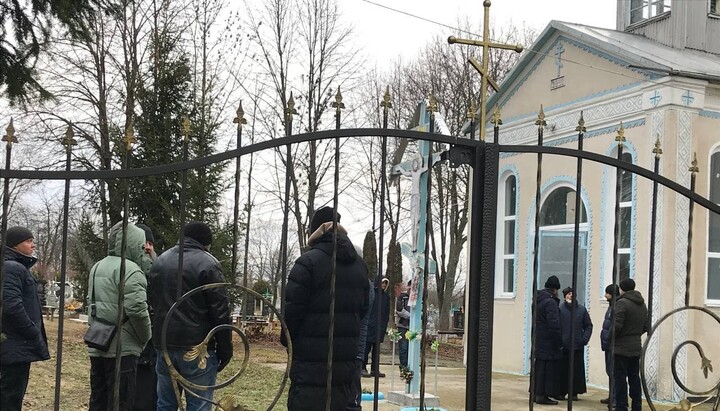 Пока солдаты сражаются с внешним  врагом, УПЦ защищается от нападений со стороны сограждан. Фото: Telegram-канал «Миряне»