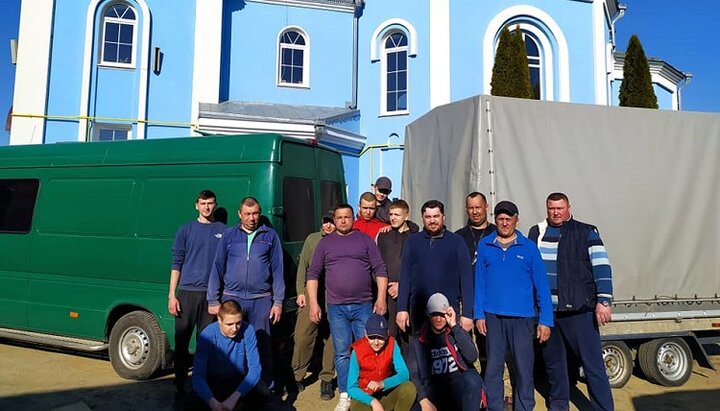 Гумпомощь Донбассу от верующих УПЦ Владимир-Волынской епархии. Фото: facebook-страница Василь Сергійчук