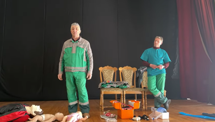 Врачи Скорой медицинской помощи познакомили волонтеров с правилами оказания первой медицинской помощи. Фото: скрнишот видео YouTube канала Одесской епархии