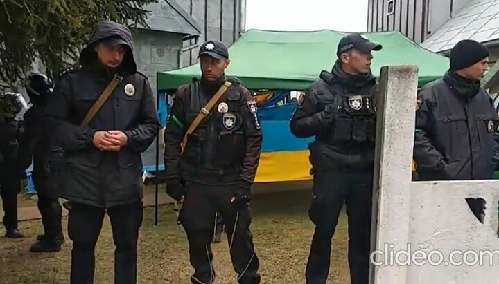 Раскольники ПЦУ под охраной полиции захватили Успенский храм в селе Михальча. Фото: скриншот из видео на Facebook-странице Черновицко-Буковинской епархии