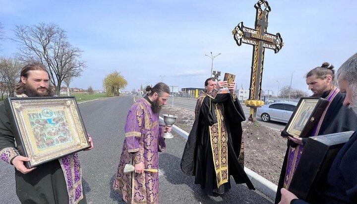 Верные УПЦ совершили крестный ход вокруг Днепра с молитвой о защите города