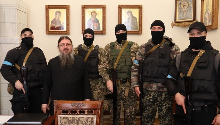 Верующие УПЦ Черновицкой епархии купили пять бронежилетов для защитников Украины. Фото: Facebook-страница Черновицко-Буковинской епархии УПЦ