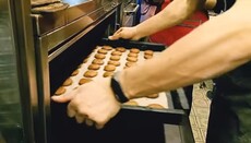 Верующие Тернопольской епархии УПЦ отправляют военнослужащим свежую выпечку