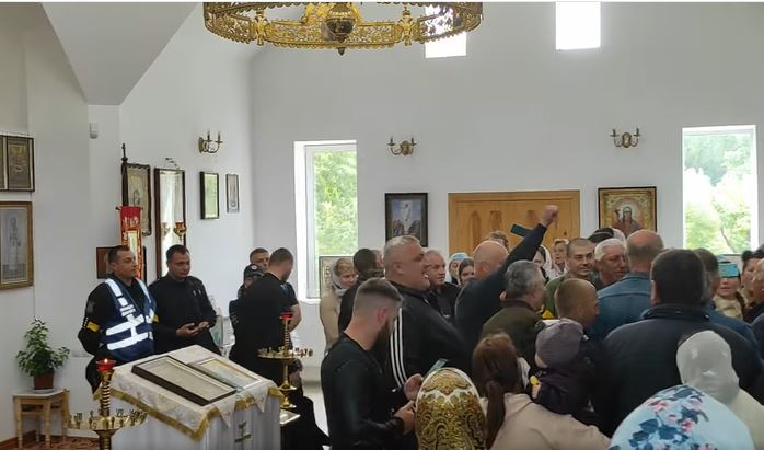 Захоплення храму у Чернятині: Радикали ПЦУ вигнали вірян під час літургії