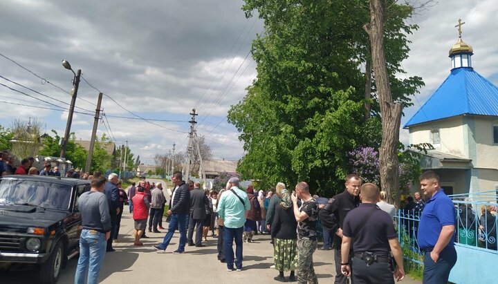 Збори в Ходорівцях із "переведення" до ПЦУ церковної громади УПЦ. Фото: Фейсбук ВО "Свобода"