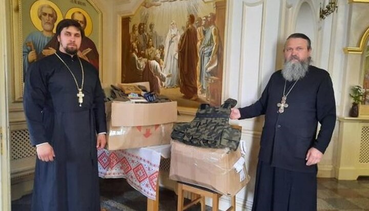 Священники Благовещенского храма в Кропивницком освятили и передали в ВСУ воинское снаряжение. Фото: Facebook-страница Кировоградской епархии