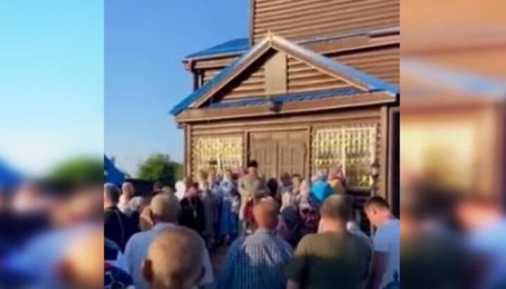 Сторонники ПЦУ штурмуют храм Иоанна богослова в Скулине. Фото: скриншот с видео на Facebook-странице епархии