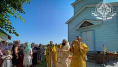In Stadnyky, Bishop Pimen celebrates Liturgy in front of sealed UOC church