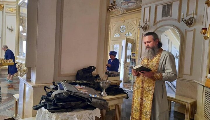 Отец Евгений освятил амуницию для воинов. Фото: zhytomyr-eparchy.org