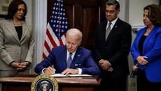 В США Байден подписал указ о восстановлении права на аборт