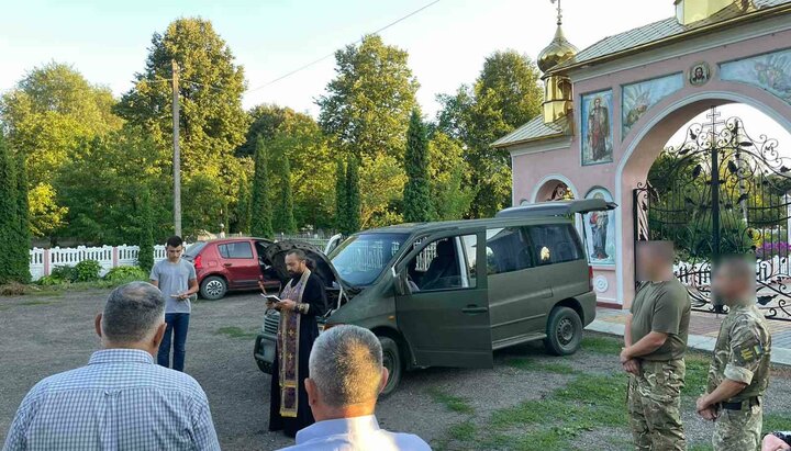 Автомобиль для воинов-односельчан отправили на фронт из села Молодия. Фото: пресс-служба Черновицко-Буковинской епархии