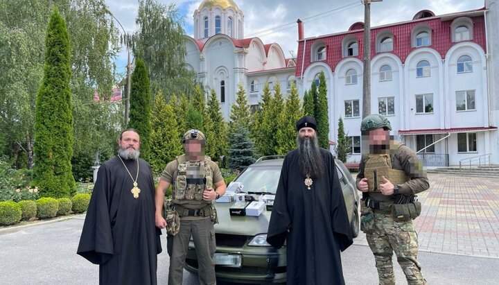 Митрополит Винницкий и Барский Варсонофий передал помощь ВСУ. Фото: eparhia.vinnica.ua